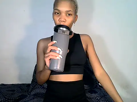 MinnieBee101 online show from 12, 11, 2025