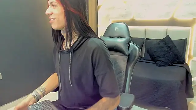 Snapshot of ArohomLester chatting on 11, 11, 2025 ArohomLester online show from 11, 11, 2025