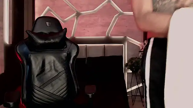 Snapshot of ArohomLester chatting on 4, 12, 2025 ArohomLester online show from 4, 12, 2025