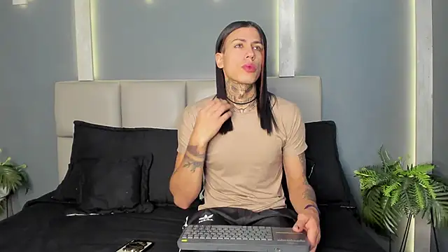 Snapshot of ArohomLester chatting on 1, 12, 2025 ArohomLester online show from 1, 12, 2025