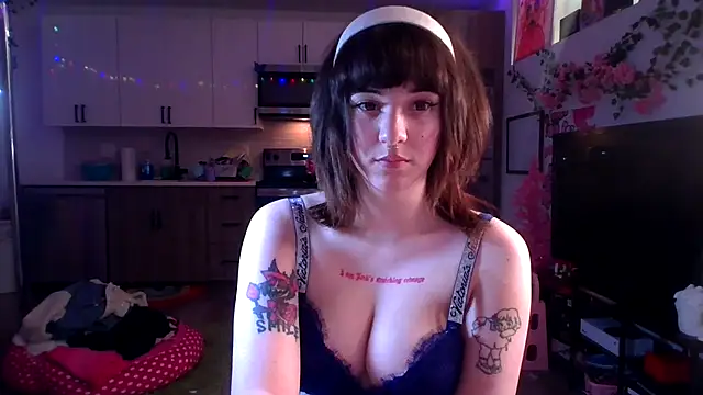 Snapshot of Trickylucy555 chatting on 17, 11, 2025 Trickylucy555 online show from 17, 11, 2025