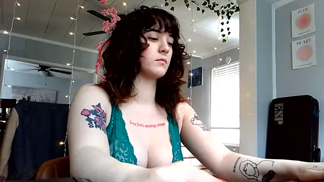 Snapshot of Trickylucy555 chatting on 17, 3, 2026 Trickylucy555 online show from 17, 3, 2026