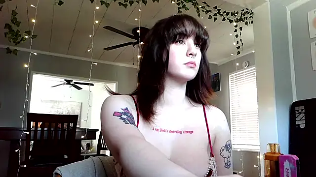 Snapshot of Trickylucy555 chatting on 7, 4, 2026 Trickylucy555 online show from 7, 4, 2026