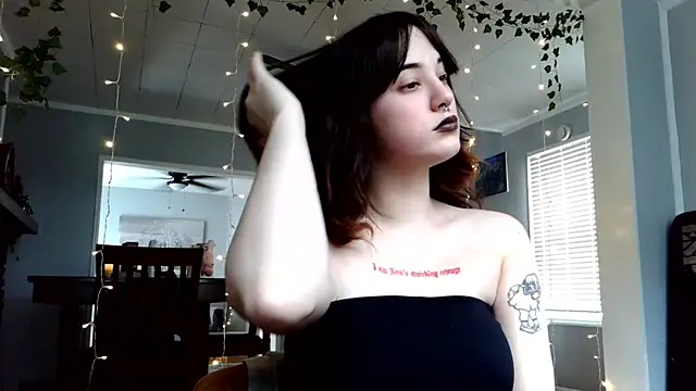 Snapshot of Trickylucy555 chatting on 4, 4, 2026 Trickylucy555 online show from 4, 4, 2026
