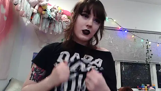 Snapshot of Trickylucy555 chatting on 13, 2, 2026 Trickylucy555 online show from 13, 2, 2026