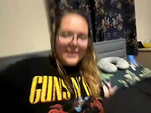 Snapshot of Scarletcum22 chatting on 6, 11, 2025 Scarletcum22 online show from 6, 11, 2025