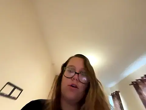 Snapshot of Scarletcum22 chatting on 28, 10, 2025 Scarletcum22 online show from 28, 10, 2025