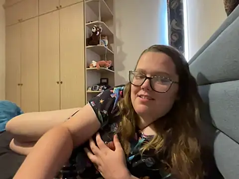 Snapshot of Scarletcum22 chatting on 8, 11, 2025 Scarletcum22 online show from 8, 11, 2025