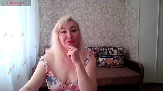 Snapshot of LadyKriss chatting on 2, 4, 2026 LadyKriss online show from 2, 4, 2026