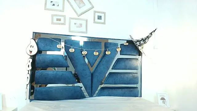 Mindy Star  online show from 28, 10, 2025