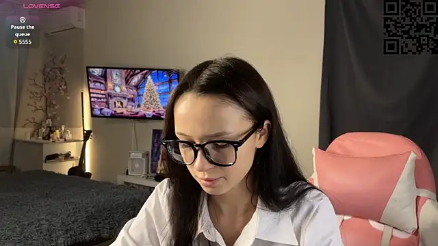 Snapshot of ella_simons chatting on 19, 11, 2025 ella simons online show from 19, 11, 2025