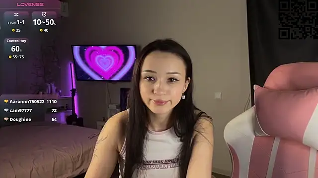 Snapshot of ella_simons chatting on 28, 11, 2025 ella simons online show from 28, 11, 2025