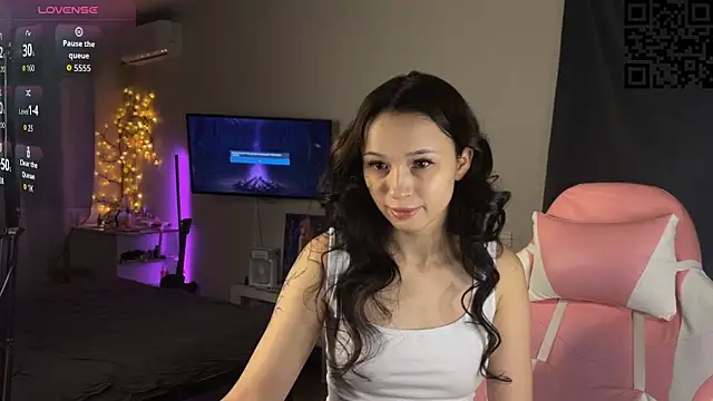 Snapshot of ella_simons chatting on 23, 11, 2025 ella simons online show from 23, 11, 2025