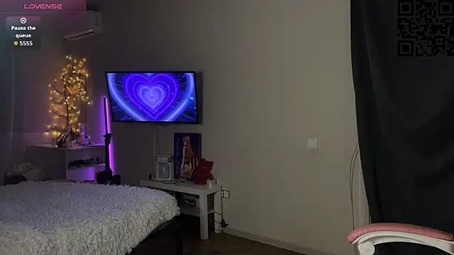 Snapshot of ella_simons chatting on 1, 12, 2025 ella simons online show from 1, 12, 2025