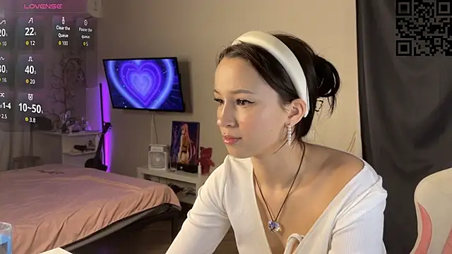 Snapshot of ella_simons chatting on 8, 11, 2025 ella simons online show from 8, 11, 2025