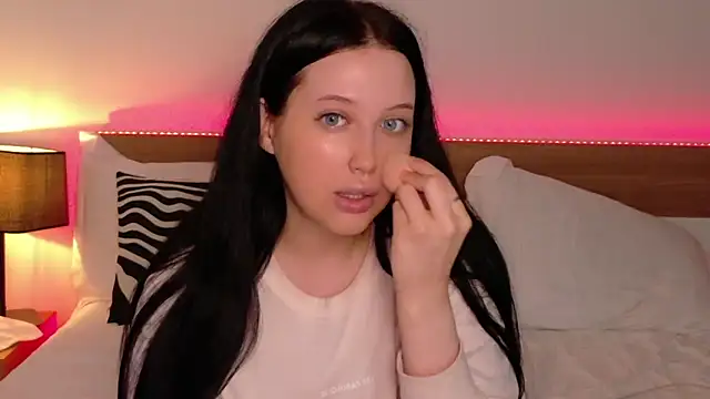 Felicia Herceg online show from 8, 11, 2025