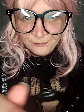 Snapshot of LunaXshade chatting on 28, 10, 2025 LunaXshade online show from 28, 10, 2025