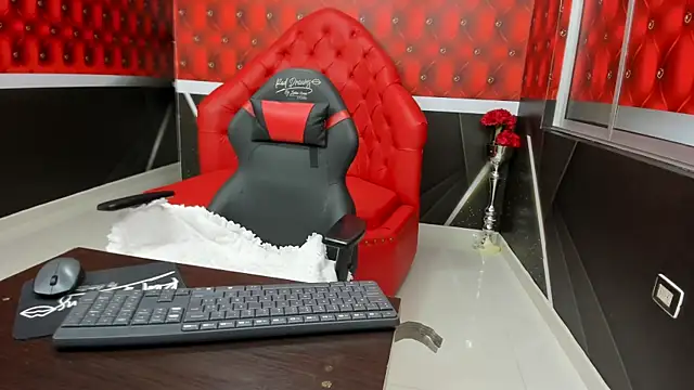 Bianca Millf online show from 7, 11, 2025