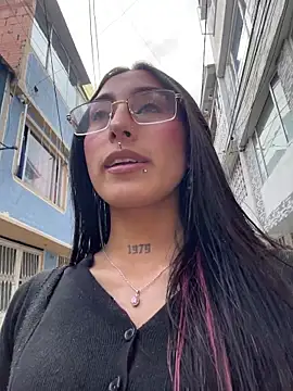 Snapshot of Violeet-Smith chatting on 4, 12, 2025 Violeet-Smith online show from 4, 12, 2025