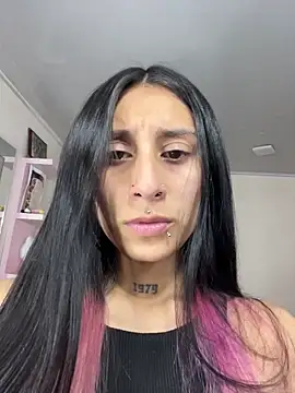 Snapshot of Violeet-Smith chatting on 18, 11, 2025 Violeet-Smith online show from 18, 11, 2025