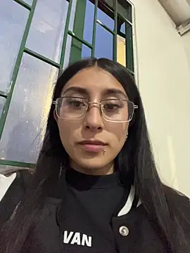 Snapshot of Violeet-Smith chatting on 23, 11, 2025 Violeet-Smith online show from 23, 11, 2025