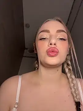 Snapshot of HugeBoobsAlice chatting on 22, 5, 2026 HugeBoobsAlice online show from 22, 5, 2026
