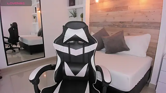 mia collins96 online show from 13, 2, 2026