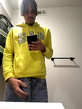 Snapshot of Mrmakeherwet_Tez chatting on 17, 12, 2025 Mrmakeherwet Tez online show from 17, 12, 2025