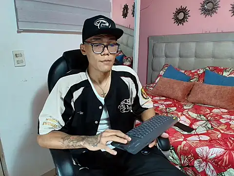 Snapshot of aron_big_big chatting on 21, 10, 2025 aron big big online show from 21, 10, 2025