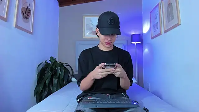 Snapshot of ApoloRicci chatting on 27, 10, 2025 ApoloRicci online show from 27, 10, 2025