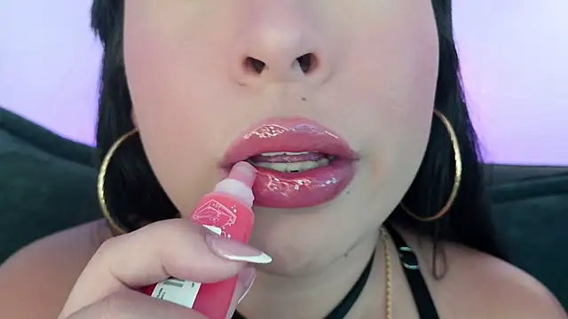 Snapshot of mia_roux1 chatting on 17, 5, 2026 mia roux1 online show from 17, 5, 2026