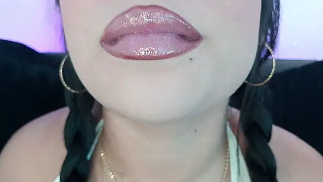 Snapshot of mia_roux1 chatting on 19, 5, 2026 mia roux1 online show from 19, 5, 2026