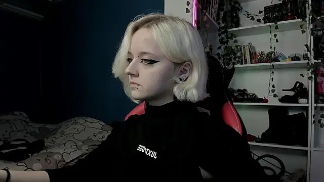 Snapshot of Holy_Mistress_S chatting on 8, 11, 2025 Holy Mistress S online show from 8, 11, 2025