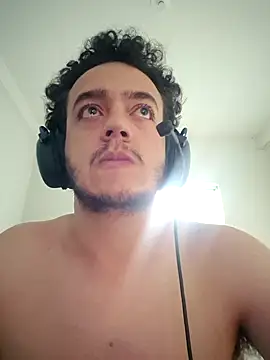 Snapshot of zomboy9800 chatting on 4, 11, 2025 zomboy9800 online show from 4, 11, 2025