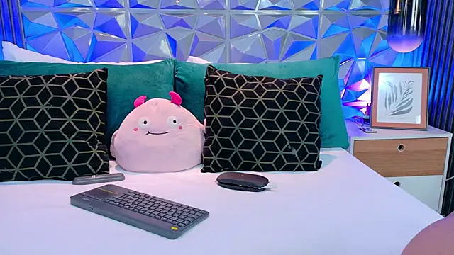 AdelineJhones online show from 19, 4, 2026