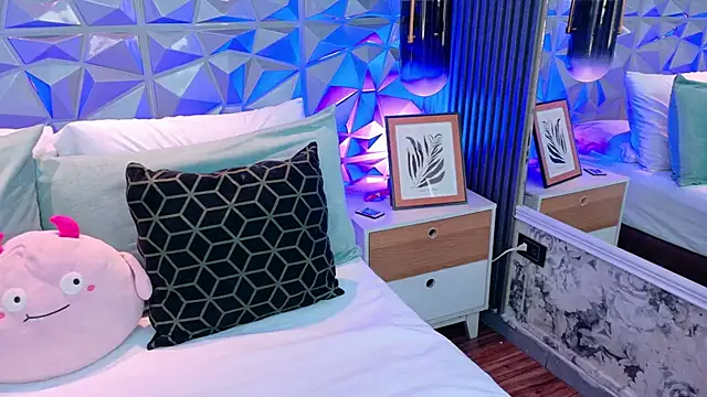 AdelineJhones online show from 13, 4, 2026