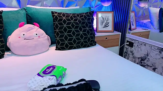 AdelineJhones online show from 15, 4, 2026