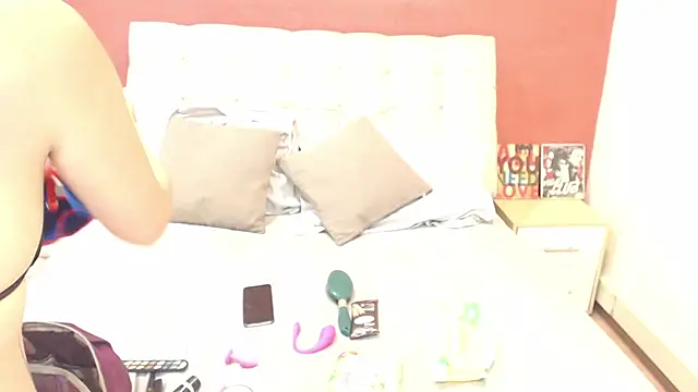 Samantha  Benet online show from 8, 11, 2025