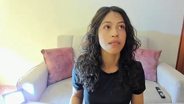 Snapshot of emily_jonessxx chatting on 28, 10, 2025 emily jonessxx online show from 28, 10, 2025