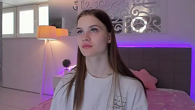 LuisaClover online show from 12, 4, 2026