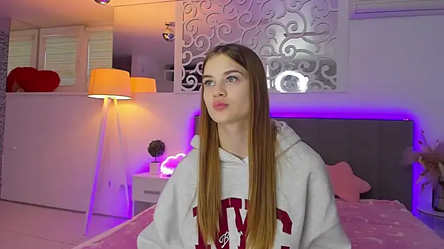 LuisaClover online show from 3, 12, 2025