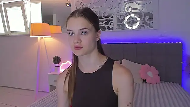 Snapshot of LuisaClover chatting on 4, 7, 2026 LuisaClover online show from 4, 7, 2026