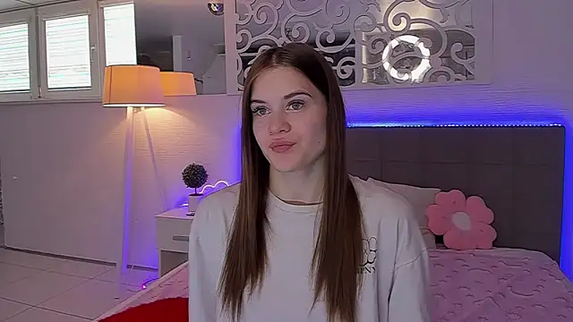 Snapshot of LuisaClover chatting on 3, 5, 2026 LuisaClover online show from 3, 5, 2026
