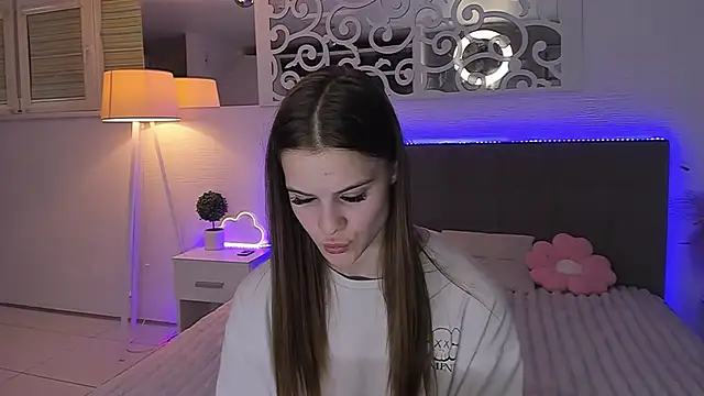 Snapshot of LuisaClover chatting on 27, 6, 2026 LuisaClover online show from 27, 6, 2026