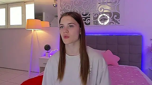 Snapshot of LuisaClover chatting on 3, 6, 2026 LuisaClover online show from 3, 6, 2026