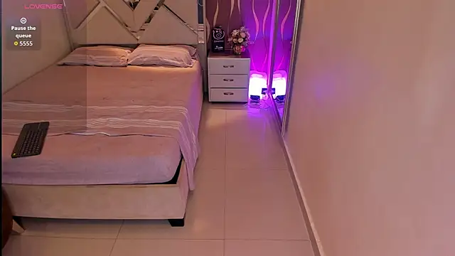 iam nicolle online show from 8, 11, 2025