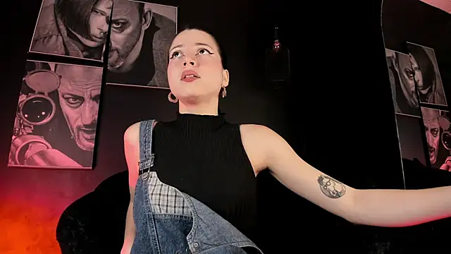 LolaMustaine  online show from 28, 11, 2025