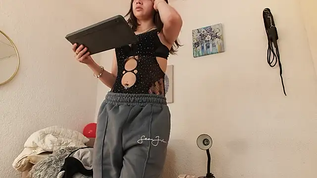 CarolineAikos online show from 6, 2, 2026