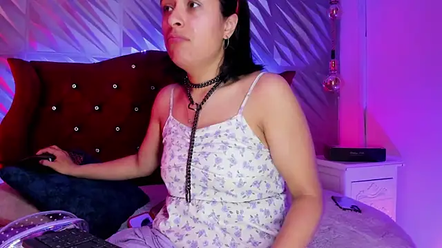 Snapshot of Roxanne_Han chatting on 9, 7, 2026 Roxanne Han online show from 9, 7, 2026
