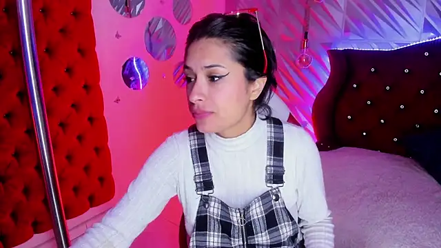 Snapshot of Roxanne_Han chatting on 10, 6, 2026 Roxanne Han online show from 10, 6, 2026